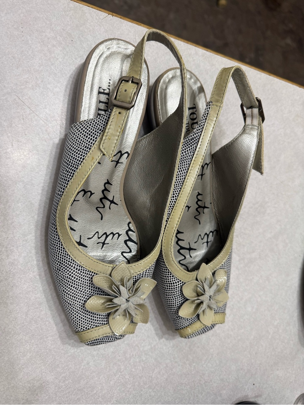 Vintage Women’s Slingback Floral Peep-Toe Flats in Light Gray and Beige.